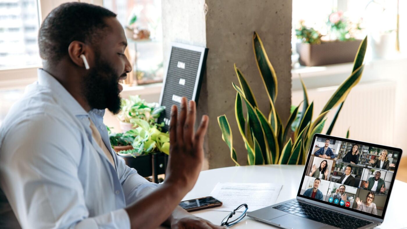 Colaborador en videollamada desde casa, representando cómo los beneficios flexibles en las empresas promueven bienestar y conciliación laboral