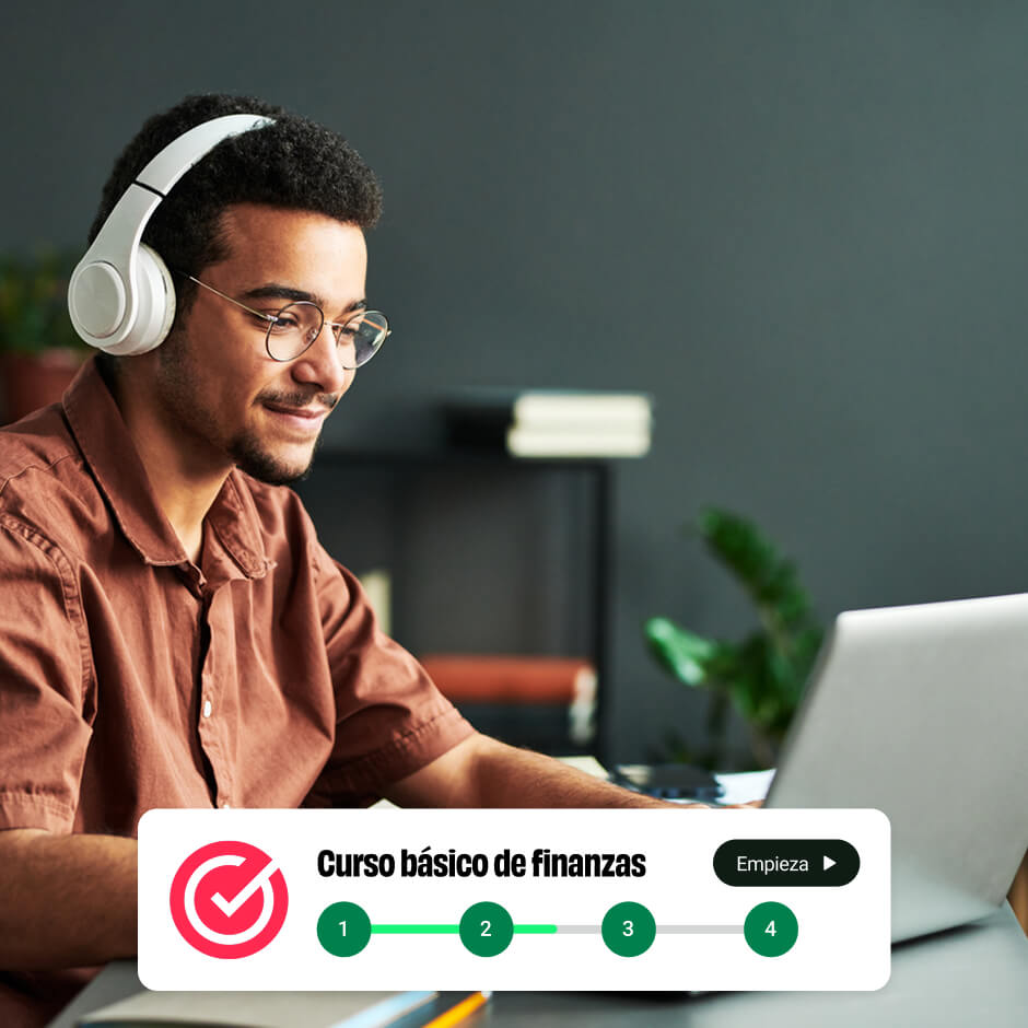 Empleado realizando curso básico de finanzas online con Griky, capacitación corporativa incluida como beneficio laboral para el desarrollo profesional.