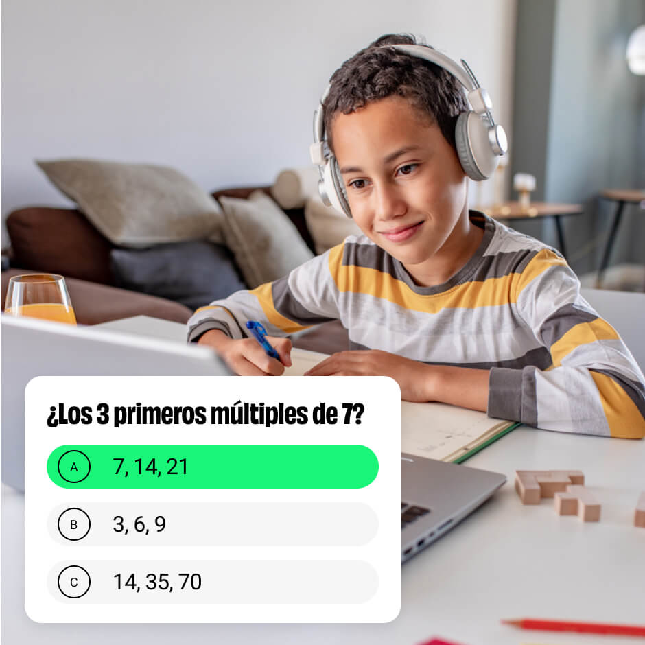Niño aprendiendo matemáticas online con Wited, plataforma educativa con ejercicios interactivos de múltiplos, parte de programas de capacitación y beneficios digitales.