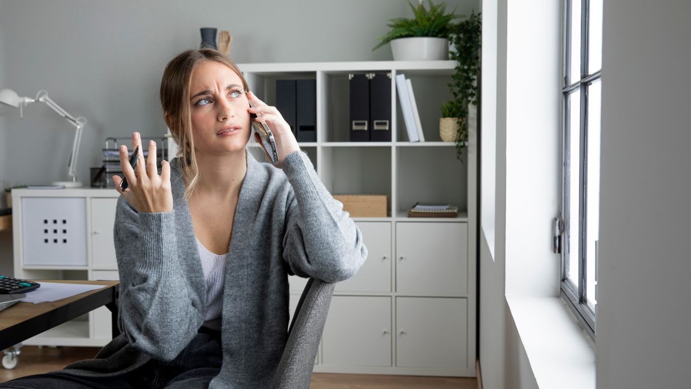 mujer al teléfono con aspecto de estresada