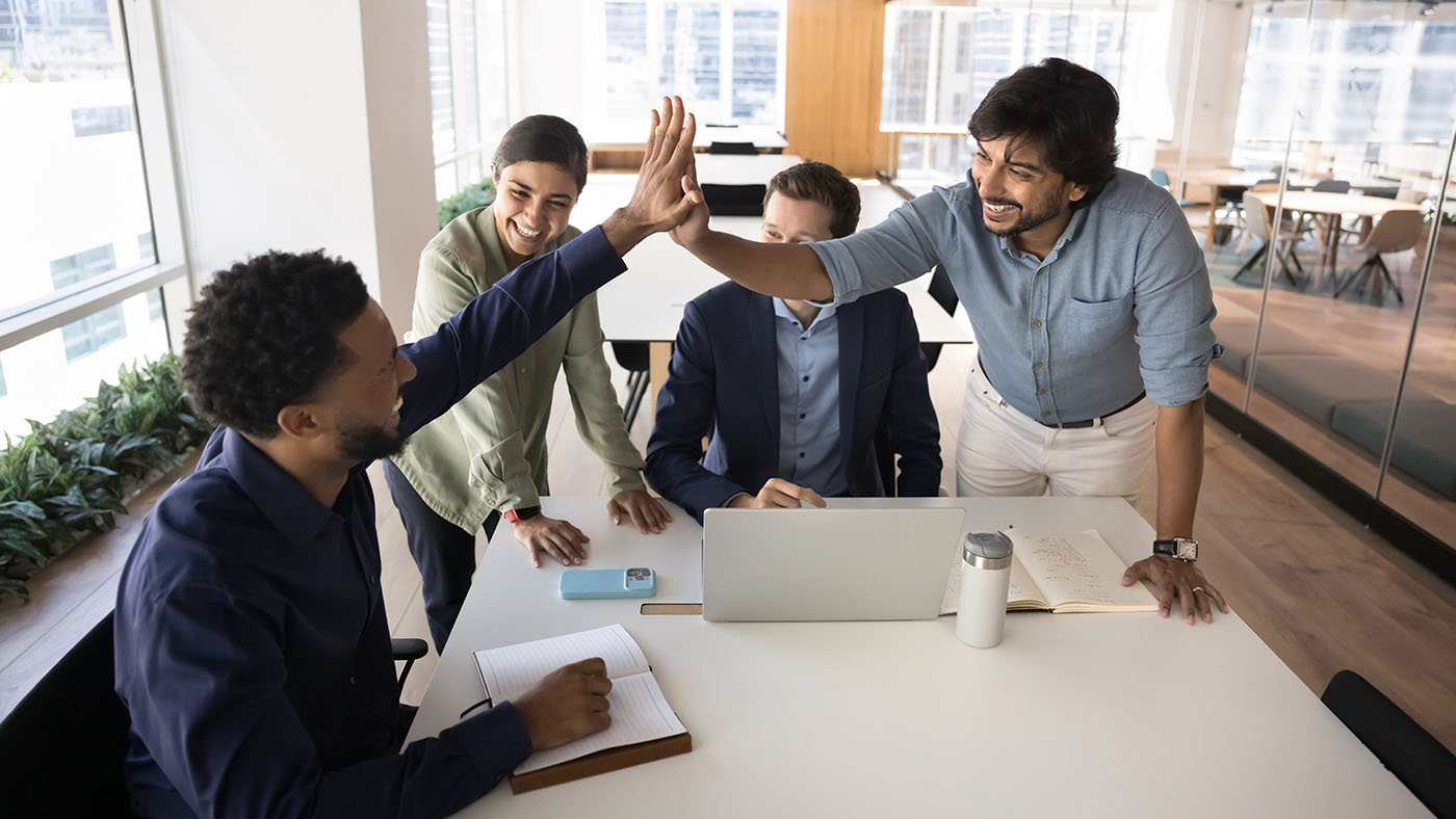 equipo conmemorando un logro