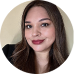 Retrato profesional de Mayra Alejandra Collazo Rivas, con cabello suelto y blazer negro, sonriendo frente a un fondo beige claro.