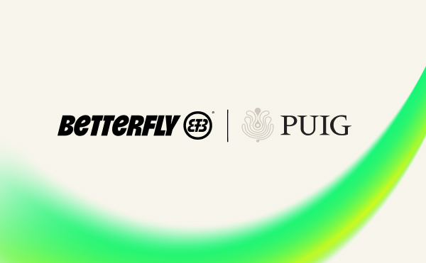 Logos de Betterfly® y PUIG sobre fondo claro con curva verde y amarilla en la esquina inferior derecha. El logo de Betterfly está a la izquierda, seguido de una línea vertical divisoria, y el logo de PUIG a la derecha.
