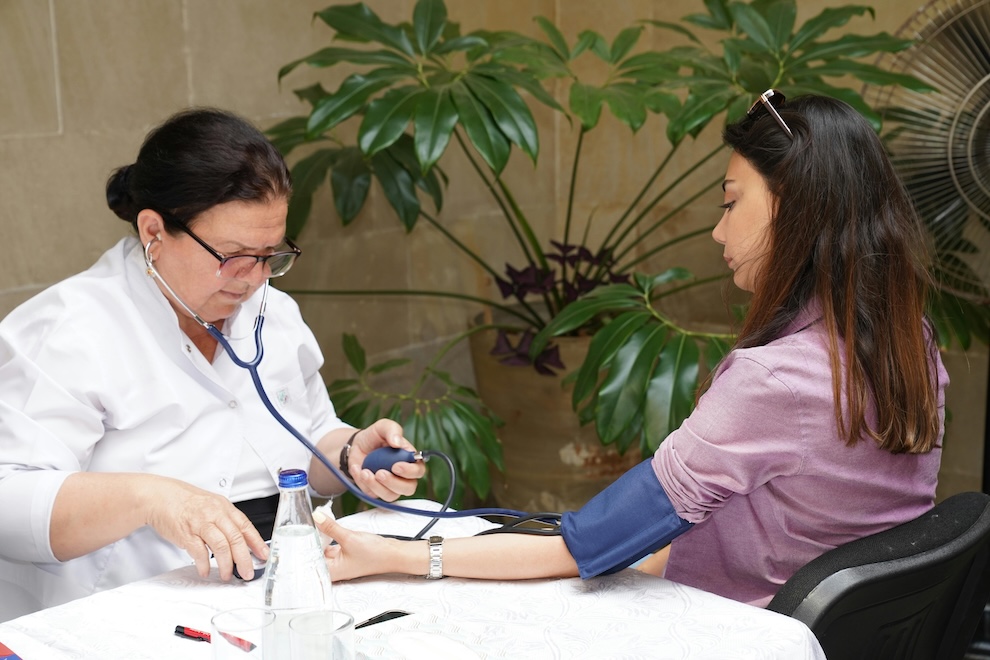Doctora tomando la tensión a una trabajadora
