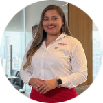 Mujer profesional sonriendo en oficina con vista urbana.
